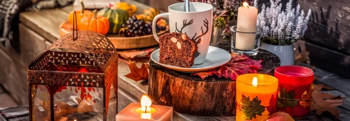 Herbstliche Dekoration mit Kerzen